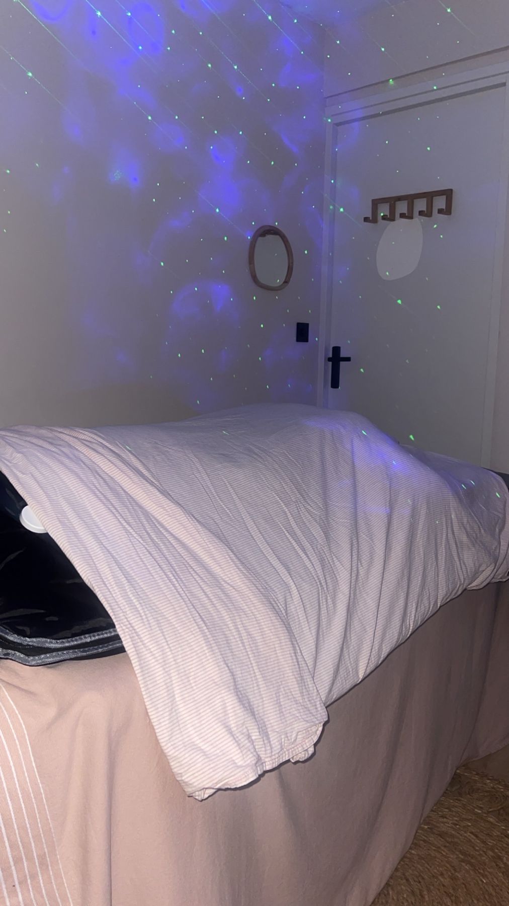 Behandelkamer in zacht sterrenlicht, de tafel toegedekt met een laken